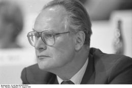 Dr. Prof. Peter Glotz - Bundesarchiv, B 145 Bild-F079278-0012 / Engelbert Reineke / CC-BY-SA 3.0 [CC BY-SA 3.0 de (http://creativecommons.org/licenses/by-sa/3.0/de/deed.en)], via Wikimedia Commons