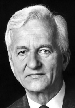 Dr. Richard von Weizsäcker - Bundesarchiv, Bild 146-1991-039-11 / CC-BY-SA 3.0 [CC BY-SA 3.0 de (http://creativecommons.org/licenses/by-sa/3.0/de/deed.en)], via Wikimedia Commons