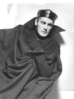 Gustaf Gründgens - Bundesarchiv, Bild 183-S01144 / CC-BY-SA 3.0 [CC BY-SA 3.0 de (http://creativecommons.org/licenses/by-sa/3.0/de/deed.en)], via Wikimedia Commons