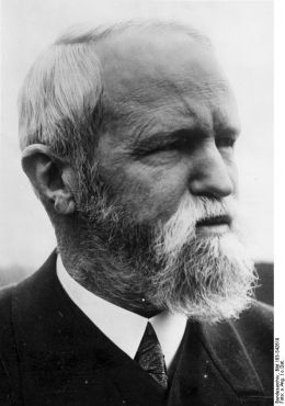 Gustav Frenssen - Bundesarchiv, Bild 183-S42619 / CC-BY-SA 3.0 [CC BY-SA 3.0 de (http://creativecommons.org/licenses/by-sa/3.0/de/deed.en)], via Wikimedia Commons