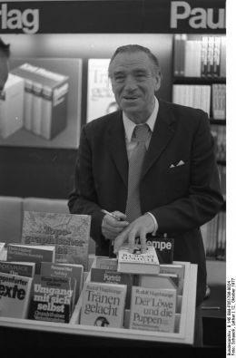 Rudolf Hagelstange - Bundesarchiv, B 145 Bild-F051796-0024 / Schaack, Lothar / CC-BY-SA 3.0 [CC BY-SA 3.0 de (http://creativecommons.org/licenses/by-sa/3.0/de/deed.en)], via Wikimedia Commons