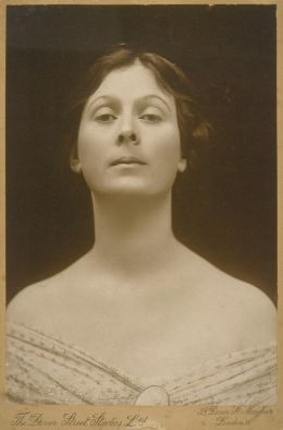 Isadora Duncan - By Dover Street Studios, 38 Dover Street, Mayfair, London, UK. Active 1906–c.1912.[1] Distributed in the U.S. by Charles L. Ritzmann, photographer and importer of celebrity images. (Immediate image source: University of California) [Public domain], via Wi