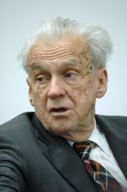 Prof. Dr. Walter Jens - 360b/Shutterstock.com