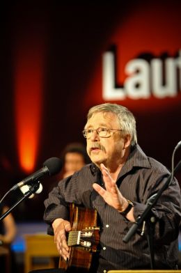 Wolf Biermann - By Marco Maas/fotografirma.de (http://www.flickr.com/photos/qnibert/3035298792/) [CC BY-SA 2.0 (http://creativecommons.org/licenses/by-sa/2.0)], via Wikimedia Commons