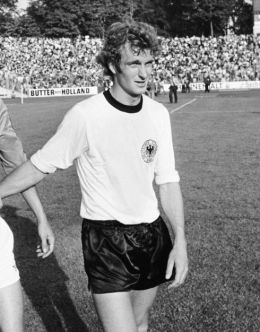 Rainer Bonhof - By Nationaal Archief, Den Haag, Rijksfotoarchief: Fotocollectie Algemeen Nederlands Fotopersbureau (ANEFO), 1945-1989 - negatiefstroken zwart/wit, nummer toegang 2.24.01.05, bestanddeelnummer 927-9341 (Nationaal Archief Fotocollectie Anefo) [CC BY-SA 3.0 