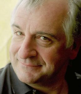 Douglas Adams - By Douglas_adams_portrait.jpg: michael hughes from berlin, germany derivative work: Beao (Douglas_adams_portrait.jpg) [CC BY-SA 2.0 (http://creativecommons.org/licenses/by-sa/2.0)], via Wikimedia Commons