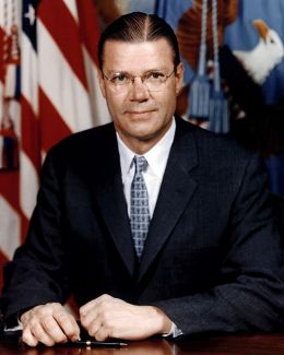 Robert Strange McNamara - By DoD photo by Oscar Porter, U.S. Army. [Public domain], via Wikimedia Commons