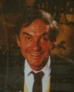 Harald Juhnke - By unknown (original Juhnke portrait) Sir James (only for the freedom-of-panorama-shot of the advertising panel) (Der Bischof mit der E-Gitarre nahm nur die unten beschriebene Nachbearbeitung vor) [CC BY-SA 2.0 de (http://creativecommons.org/licenses/by-s