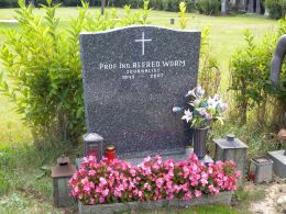 Ing. Prof. Alfred Worm - By Alfred Diem (weisserstier) (YouTube: 140817_Zentralfriedhof_123) [CC BY 2.0 (http://creativecommons.org/licenses/by/2.0)], via Wikimedia Commons
