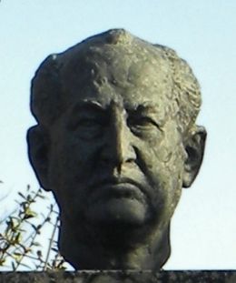 Dkfm. Alfred Hintschig - By Wien_-_Zentralfriedhof_-_Grab_des_Alfred_Hintschig.jpg: Häferl   derivative work: Herzi Pinki [CC BY-SA 3.0 at (http://creativecommons.org/licenses/by-sa/3.0/at/deed.en)], via Wikimedia Commons