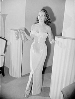 Rita Hayworth - By Farm Security Administration [Public domain], via Wikimedia Commons