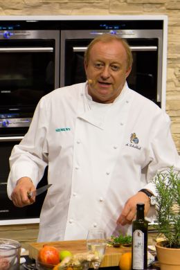 Alfons Schuhbeck - By Benjamin Janecke Rectifier99 (Own work) [GFDL (http://www.gnu.org/copyleft/fdl.html) or CC BY-SA 3.0 (http://creativecommons.org/licenses/by-sa/3.0)], via Wikimedia Commons