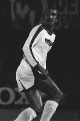 Uli Stielike - By Nationaal Archief, Den Haag, Rijksfotoarchief: Fotocollectie Algemeen Nederlands Fotopersbureau (ANEFO), 1945-1989 - negatiefstroken zwart/wit, nummer toegang 2.24.01.05, bestanddeelnummer 928-7202 (Nationaal Archief Fotocollectie Anefo) [CC BY-SA 3.0 