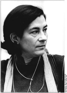 Christa Wolf - Bundesarchiv, Bild 183-1989-1027-300 / Rehfeld, Katja / CC-BY-SA 3.0 [CC BY-SA 3.0 de (http://creativecommons.org/licenses/by-sa/3.0/de/deed.en)], via Wikimedia Commons
