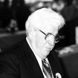 Willy Millowitsch - By Elke Wetzig (elya) (Own work) [GFDL (http://www.gnu.org/copyleft/fdl.html), CC-BY-SA-3.0 (http://creativecommons.org/licenses/by-sa/3.0/) or CC BY-SA 2.5-2.0-1.0 (http://creativecommons.org/licenses/by-sa/2.5-2.0-1.0)], via Wikimedia Commons