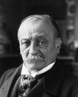 Georges Courteline - Agence de presse Meurisse‏ [Public domain], via Wikimedia Commons