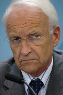 Dr. Edmund Stoiber - 360b/Shutterstock.com