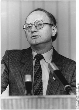 Hermann Kant - Bundesarchiv, Bild 183-1987-1124-026 / Mittelstädt, Rainer / CC-BY-SA 3.0 [CC BY-SA 3.0 de (http://creativecommons.org/licenses/by-sa/3.0/de/deed.en)], via Wikimedia Commons