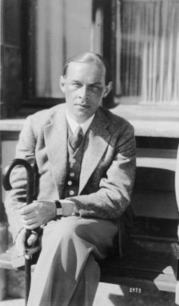 Erich Maria Remarque - Bundesarchiv, Bild 183-R04034 / CC-BY-SA 3.0 [CC BY-SA 3.0 de (http://creativecommons.org/licenses/by-sa/3.0/de/deed.en)], via Wikimedia Commons