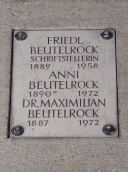 Friedl Beutelrock - By Evergreen68 (Own work) [CC BY-SA 3.0 (http://creativecommons.org/licenses/by-sa/3.0)], via Wikimedia Commons