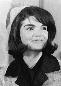 Jacqueline Lee "Jackie" Onassis-Kennedy - By Cecil W. Stoughton (http://mcadams.posc.mu.edu/images/jackie2.htm) [Public domain], via Wikimedia Commons