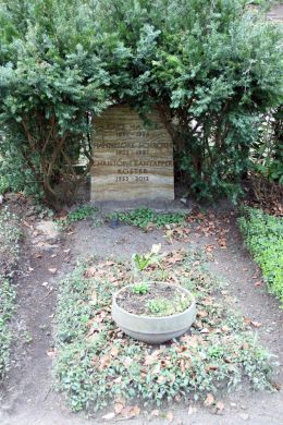 Hannelore Schroth - By OTFW, Berlin (Self-photographed) [GFDL (http://www.gnu.org/copyleft/fdl.html) or CC BY-SA 3.0 (http://creativecommons.org/licenses/by-sa/3.0)], via Wikimedia Commons