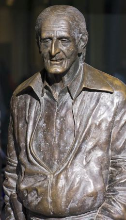 Siegfried Sommer - By Sculptor: Max Wagner Photographer: Oliver Raupach (Own work) [CC BY-SA 2.5 (http://creativecommons.org/licenses/by-sa/2.5)], via Wikimedia Commons